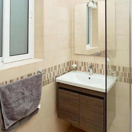 Classic 2bdr Designer Home! Close To Sea Apartment