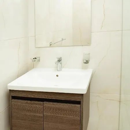 Classic 2bdr Designer Home! Close To Sea Apartmán
