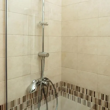 Classic 2bdr Designer Home! Close To Sea *