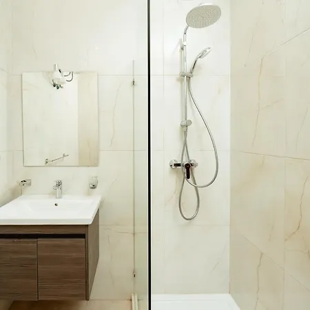 Classic 2bdr Designer Home! Close To Sea *