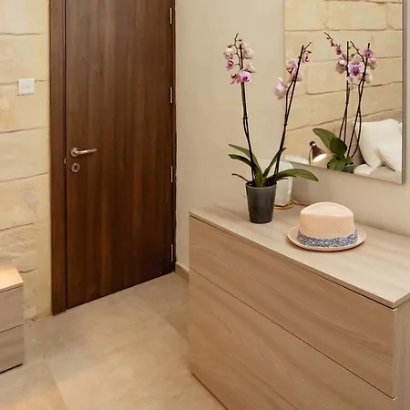 Classic 2bdr Designer Home! Close To Sea * Sliema